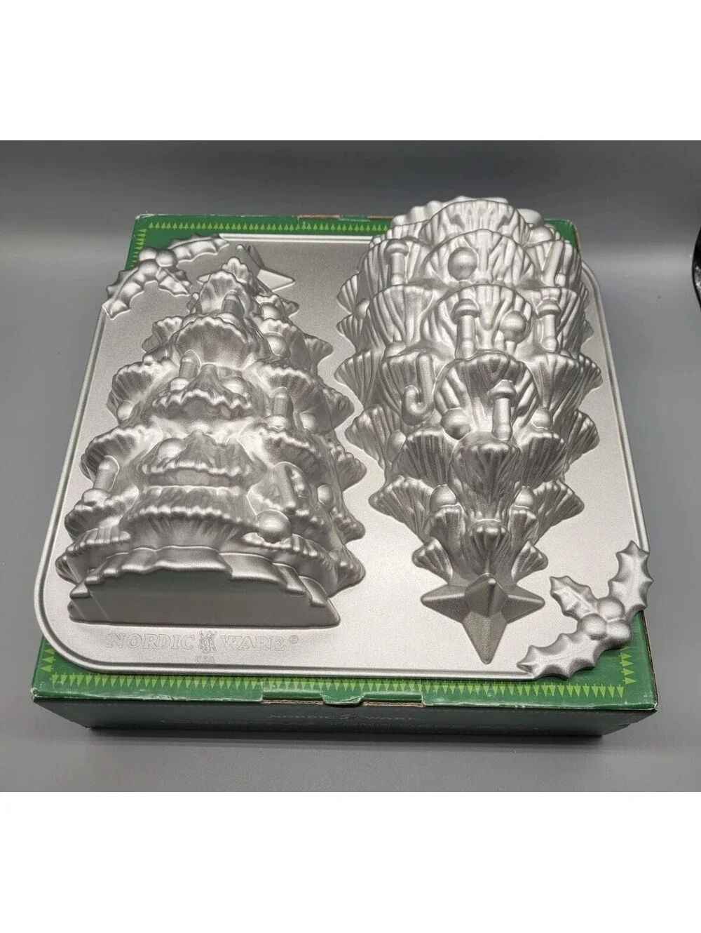 Nordic Ware Cast Aluminum 3-D Christmas Tree Cake Pan Mold 9-Cup in Box
